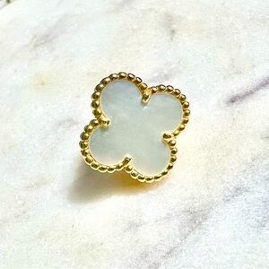 One Vintage Alhambra MOP earring in 18K yellow gold